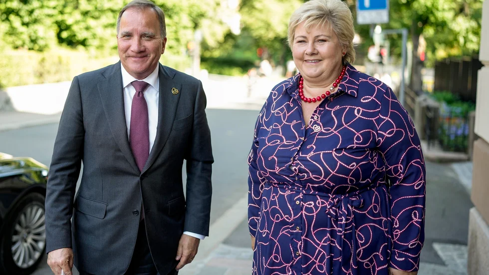 Stefan Löfven (S) och Norges statsminister Erna Solberg (H) på väg in till onsdagens möte.