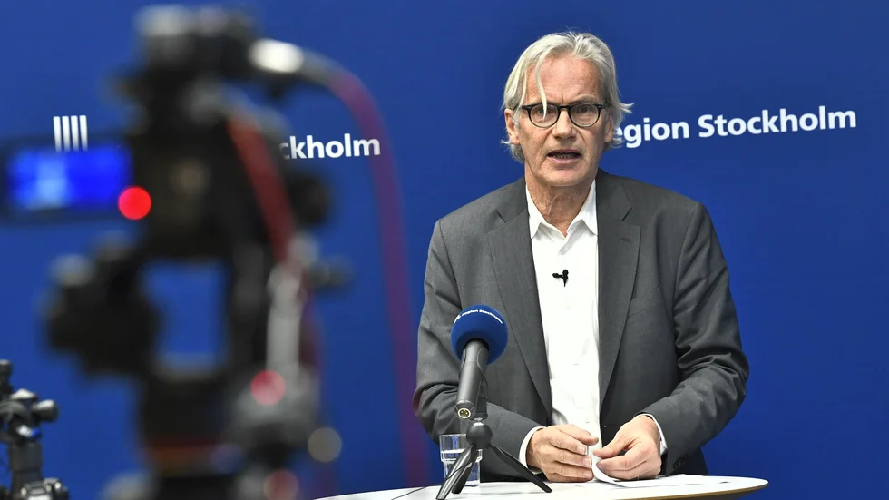 Johan Bratt, tillförordnad hälso- och sjukvårdsdirektör under en pressträff om pandemiläget i Region Stockholm.