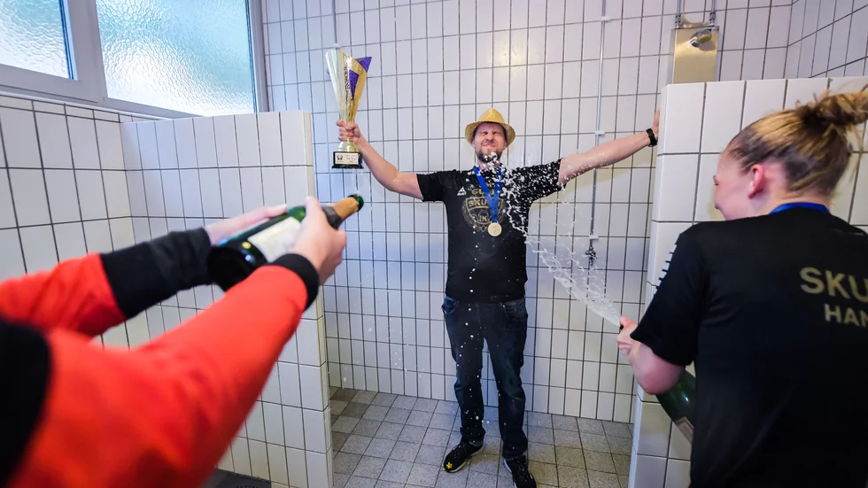 Magnus Oscarsson Söder hyllas på typiskt vis.