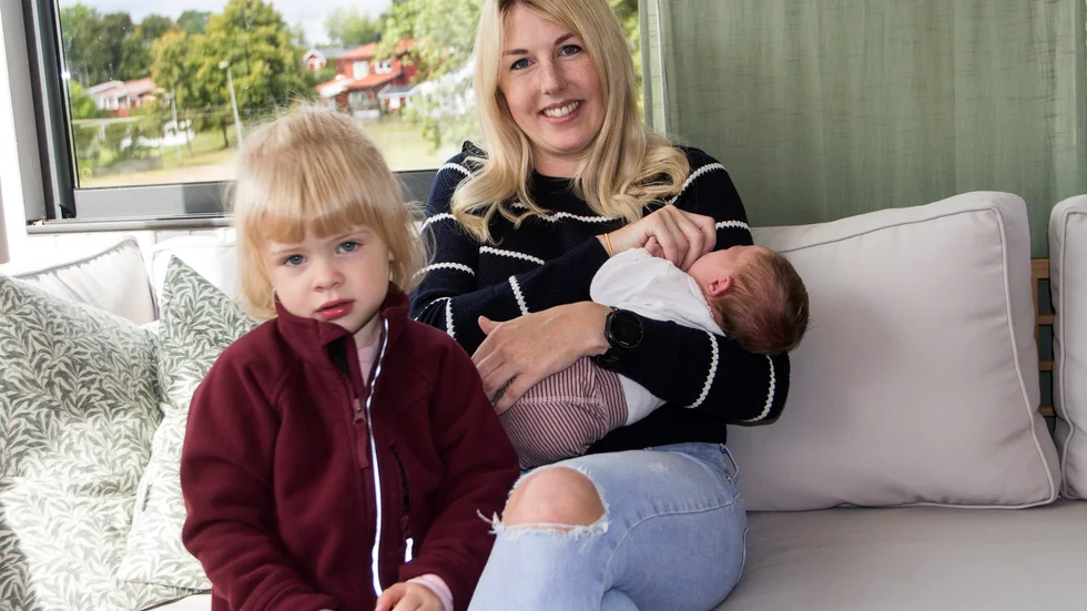 Förskolläraren Angelica Karlsson från Katrineholm med dottern Inez och hennes nyfödda lillasyster.