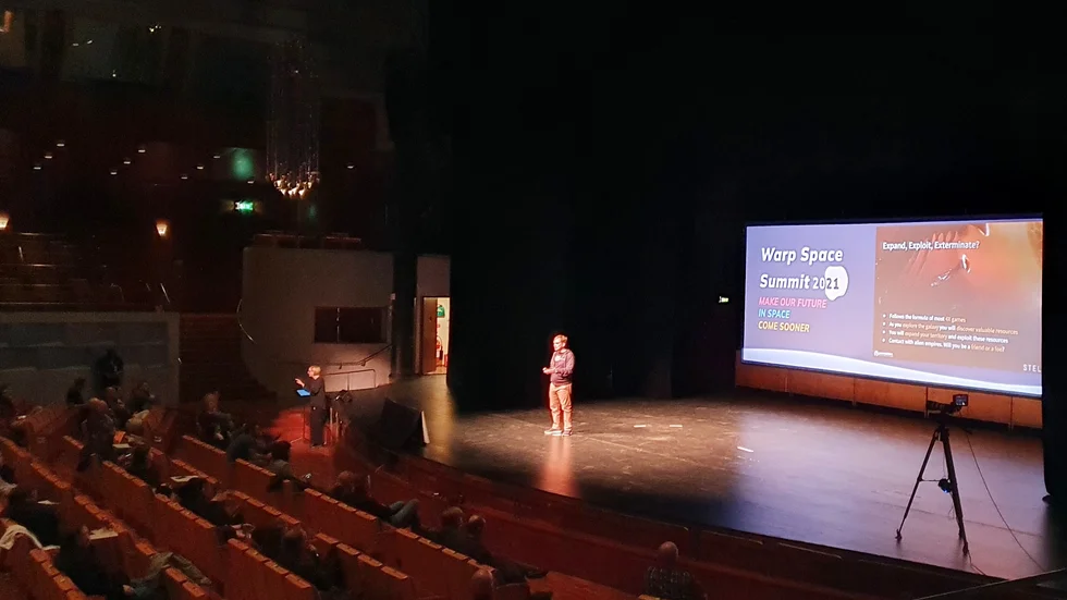 Warp space summit hölls i konsert och konsert för en livepublik. Men de flesta tittade på den digitalt.