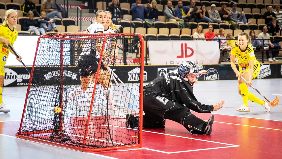 Anna Jakobsson sätter kvitteringen 3-3 i tredje perioden omgående efter att Nacka tagit ledningen. Endre vann med 5-3.