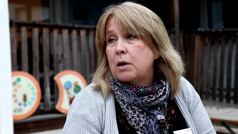 Mitt i SVT:s intervju ringer kommunens kommunikatör till den intervjuade Sara Lundéll och avbryter samtalet.