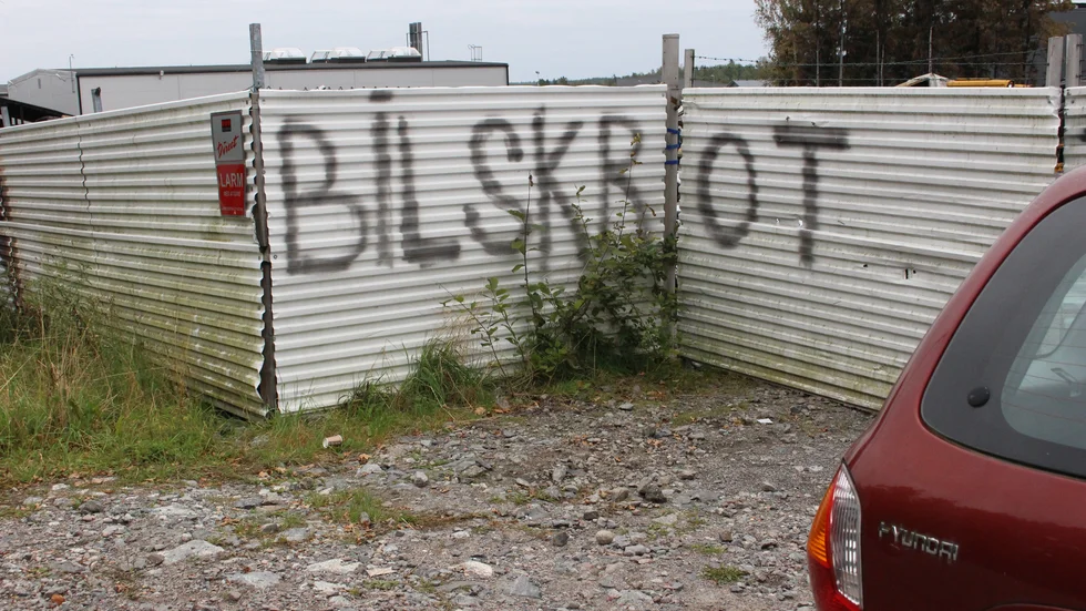 En fastighetsägare i Västerviks kommun ville slippa betala avgifterna för kommunens tillsyner på den otillåtna bilskroten. Personen får dock inget gehör hos domstolen. Bilden är tagen på en annan plats. 