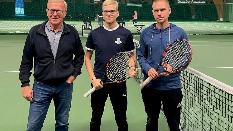 Ulf Berg och Johan Nilsson flankerar Vimmerby TK:s nye andretränare, Kevin Rosén. 