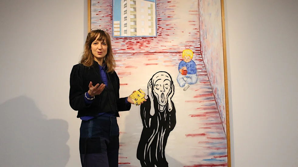 Utställningsintendent Helena Scragg vid Anna Sjödahls ikoniska verk "Vår i Hallonbergen" från 1972. Utställningen visas på Konstmuseet från den 25 september till 27 februari.