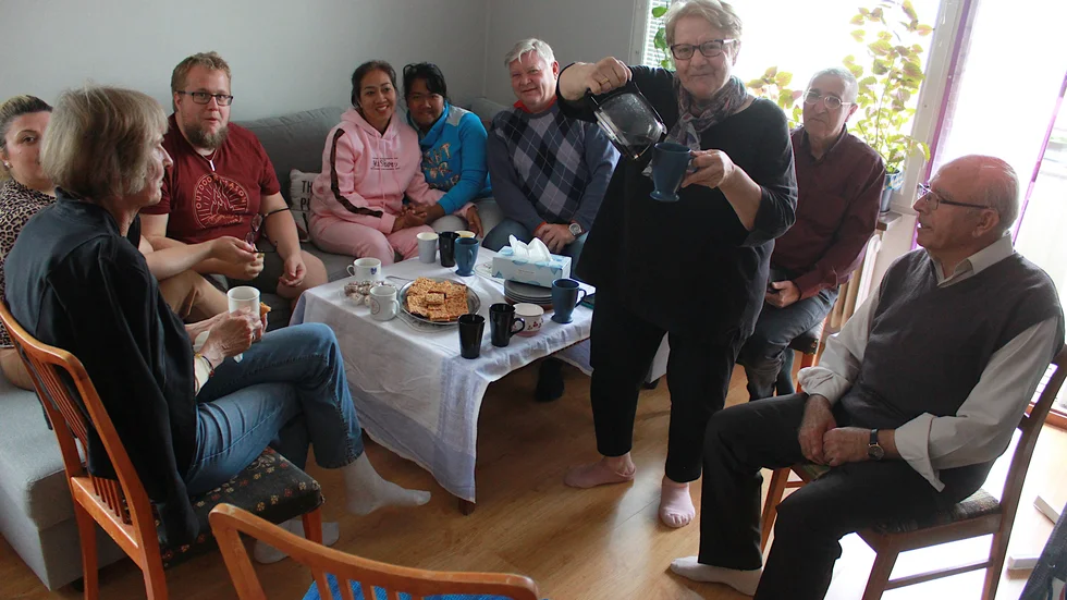 Salwa Alamirtamer och Izam Shahin, längst th, var tacksamma över möjligheten att få öppna upp sitt hem och välkomna Lena Daxberg, Neroz Mohamad, Hampus Eriksson, Liny Prom, Roza Prum, Birger Karlsson och Mohamad Zaza. 