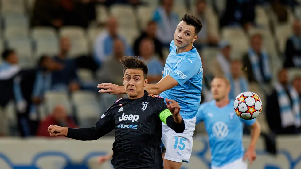 Malmö FF-försvararen Anel Ahmedhodzic i kamp med Juventus Paulo Dybala när MFF föll med 0–3 hemma i Champions League-premiären.