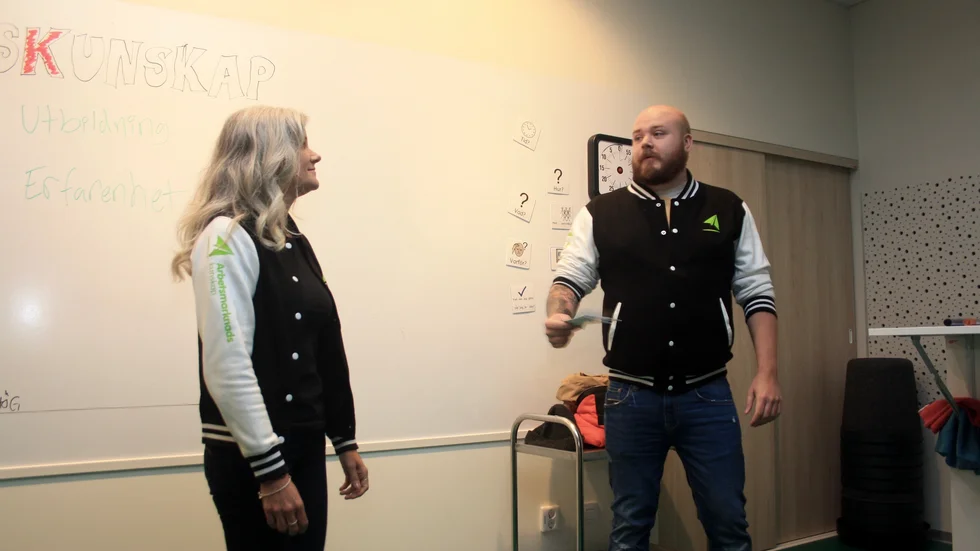 Kommunikatörerna Maria Bergmark och Richard Bray undervisar i arbetsmarknadskunskap.