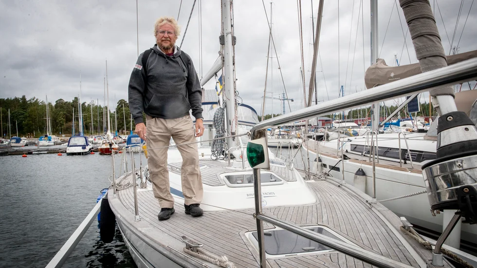 Seglaren Hans Persson tänkte ge sig ut på sjön igen, trots rejäla vindar. "Det är inte otäckt, jag har en ganska stor båt så det klarar sig bra", säger han.