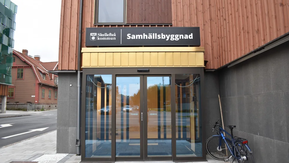 Skylten är på plats, och framöver kommer personalen. 