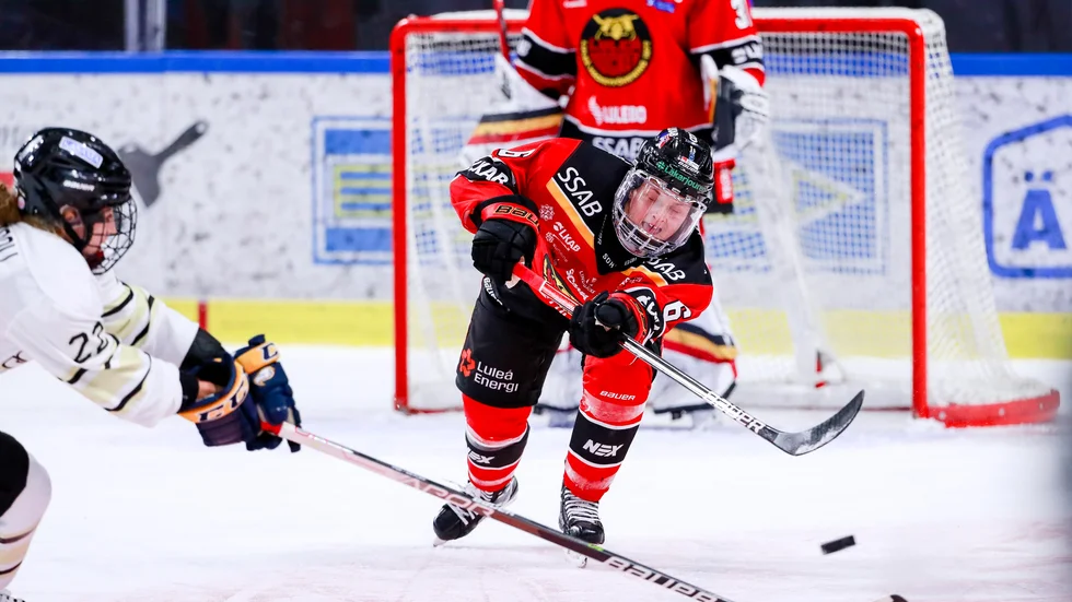 Jenni Hiirikoski blev matchvinnare med sin avgörande straff.