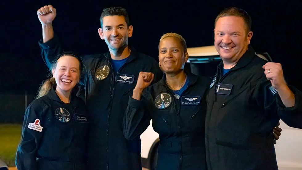 De fyra "turistastronauterna" i Dragon-kapseln efter den lyckade landningen. Från vänster: Hayley Arceneaux, Jared Isaacman, Sian Proctor och Chris Sembroski.