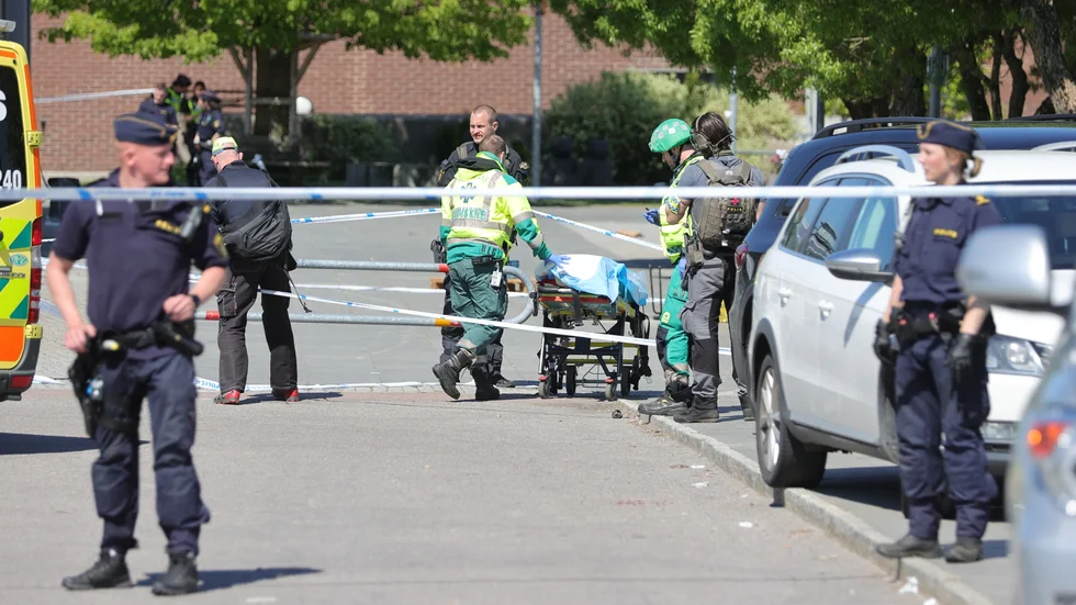 Polis och ambulans på plats i stadsdelen Hjällbo i Göteborg efter skottlossningen där en man i 40-årsåldern dödades, några dagar efter upploppet i området. Arkivbild.