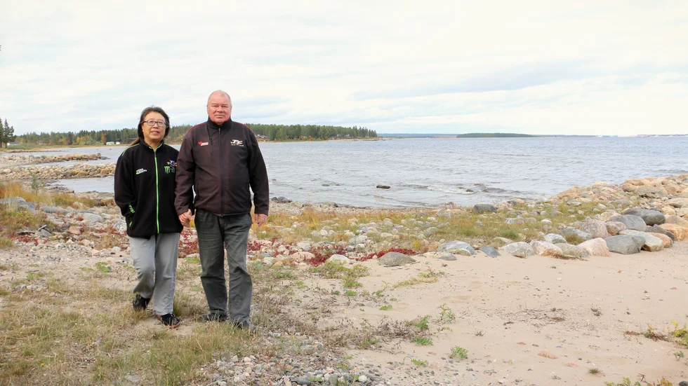 Alison Wai och Ingemar Lampa är glada över att Alisons men efter hjärnblödningen inte är större. De är dock besvikna över den svenska sjukvården som inte kan erbjuda den vård som hon behöver.