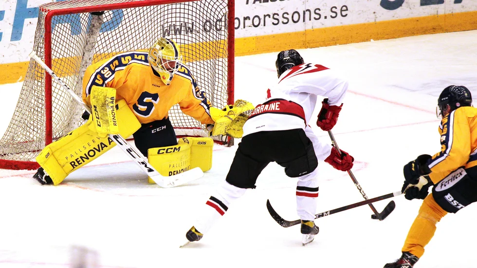 Elliot Lorraine satte kvitteringen till 1-1 i genrepet mot Södertälje på det här friläget.