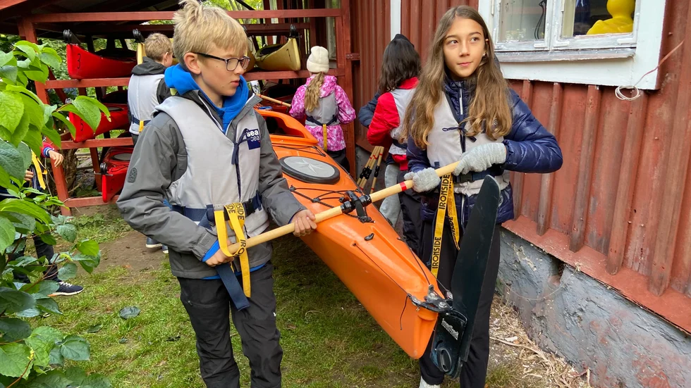 Eleverna fick hjälpas åt att bära ner kajakerna till vattnet.