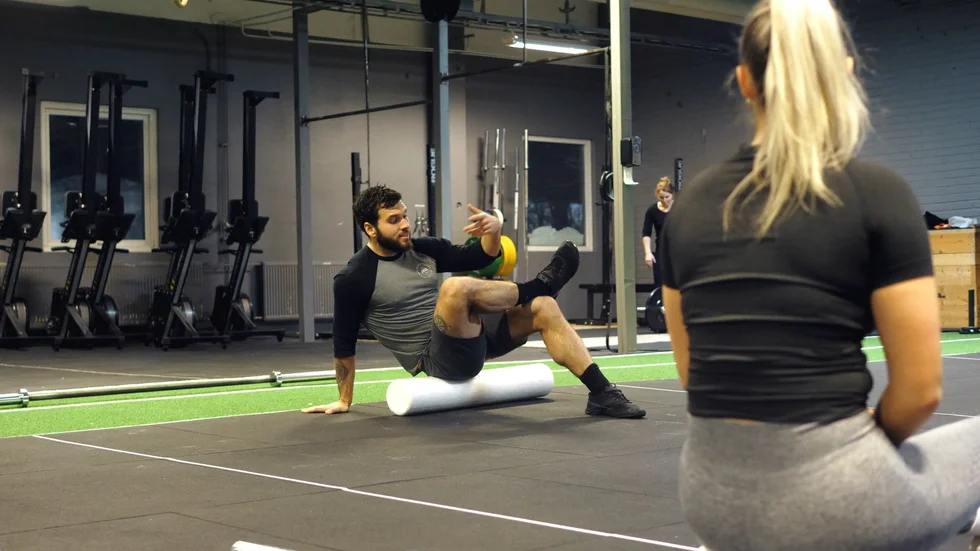 Joshua Powell visar ett av träningsmomenten under ett av passen på Crossfit Boden.