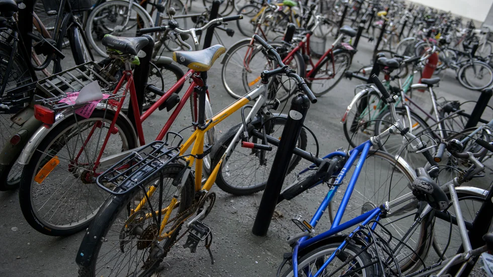 Trasiga cyklar i ett cykelställ på Södermalm i Stockholm. Arkivbild.