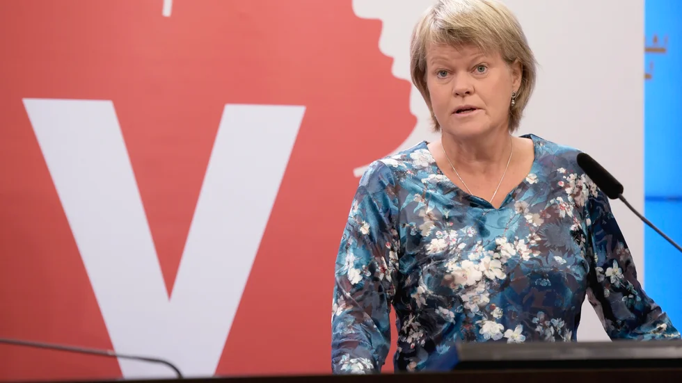 Vänsterpartiets ekonomisk-politiska talesperson Ulla Andersson vill skärpa reglerna för hur företag kan betala ut bonusar om de tagit emot krisstöd under pandemin. Arkivbild.