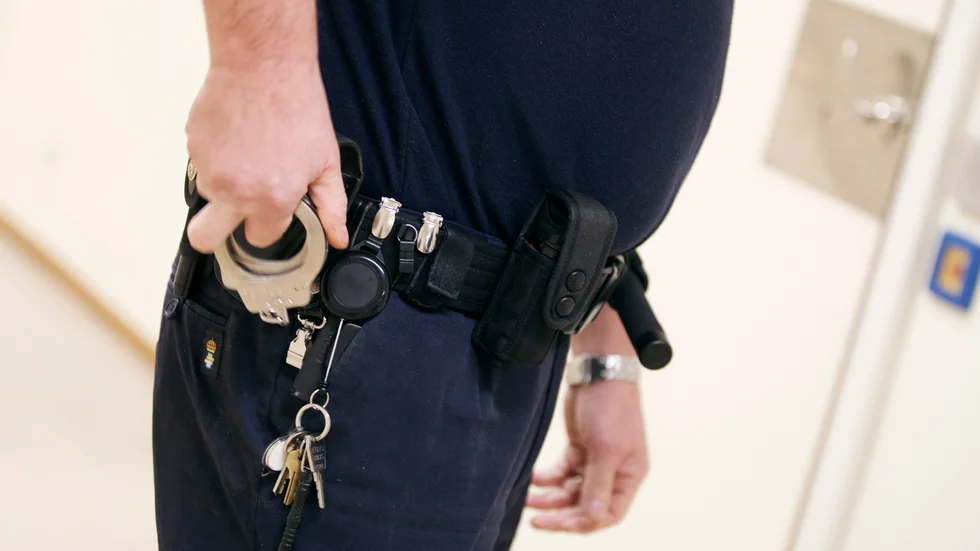 När den berusade 16-åringen blev våldsam satte polisen handfängsel på honom och körde hem honom till hans mamma.