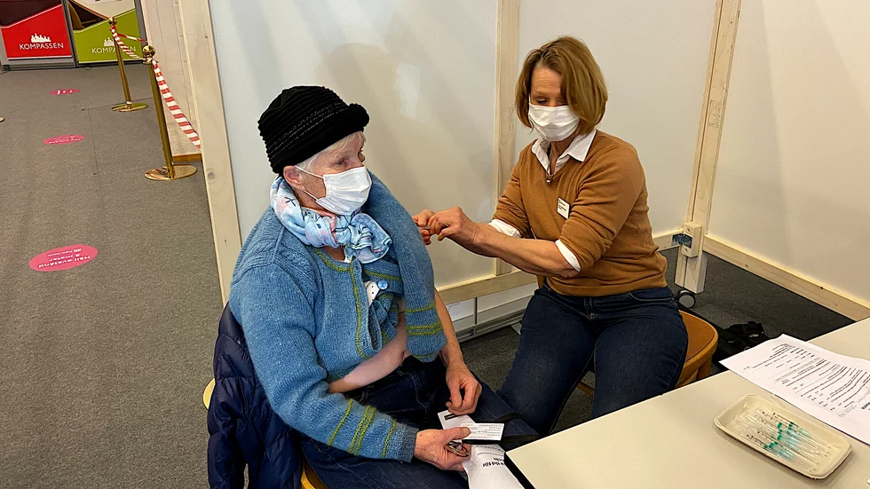 Äntligen får Anna-Lisa Johansson vaccin. Feba Zetterlund vaccinerar henne.