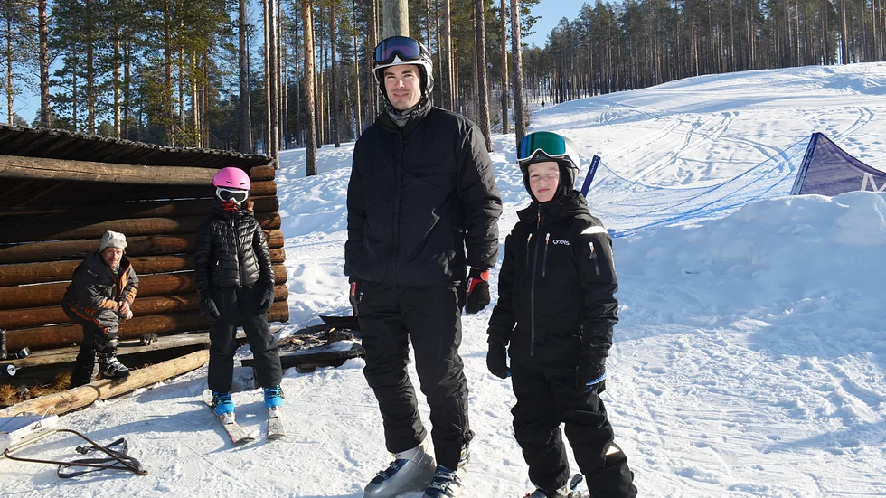 Roland Carlsson, Tuva Rolandsdotter, Simon Holmberg och Matteo Holmberg Lidström gör sig redo för dagens första åk. ”Vi håller oss för oss själva men här får vi i alla fall se folk”, säger Roland.