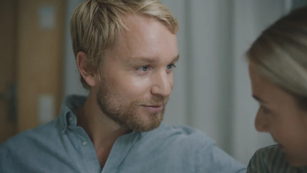 Björn Gustafsson och Alba August i "Alla utom vi". Pressbild.
