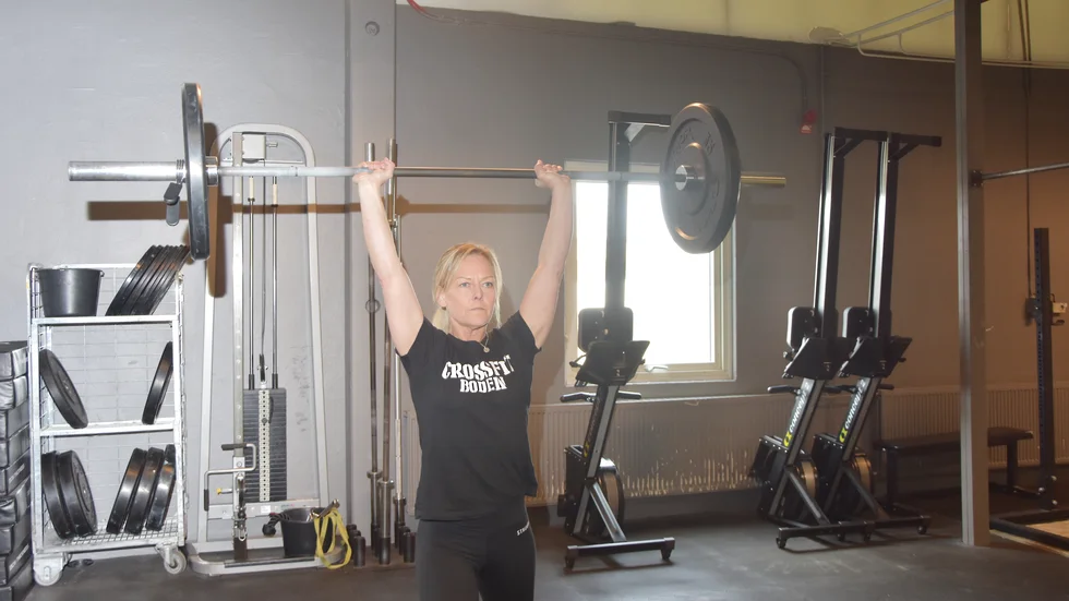 Helena Lundström säger att en del av charmen är att det är sån bredd i sporten att man inte kan vara bäst på alla grenar. Hennes egen svaghet är att lyfta tungt, medans gymnastik och tjurskallighet är hennes styrka.