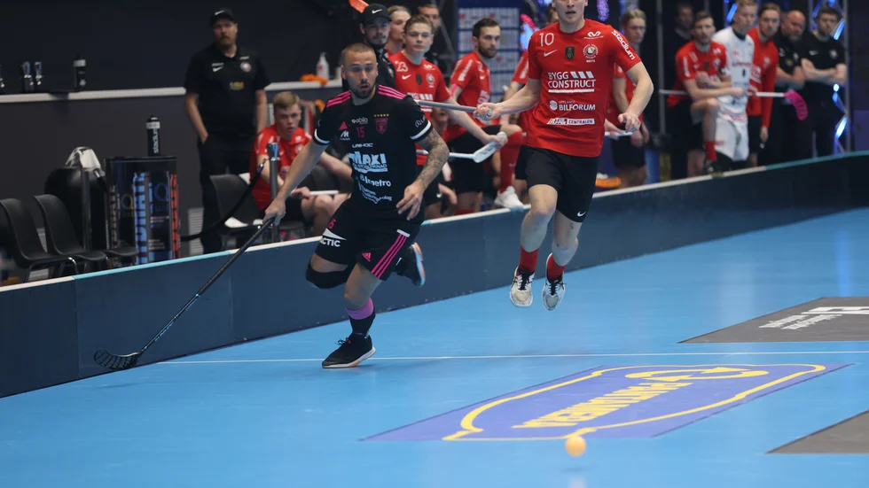 Storvretas Fredrik Lindholm slet av hälsenan mitt under SM-finalen och blir nu borta från innebandyn länge.