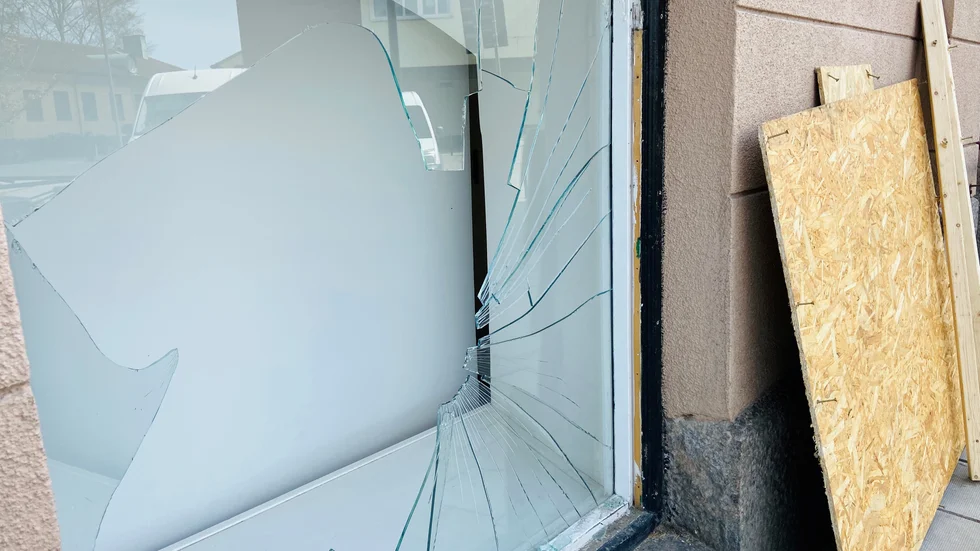 Salongen "Nyanser av oss" på söder i Eskilstuna, fick liksom flera andra glas krossat i helgen.