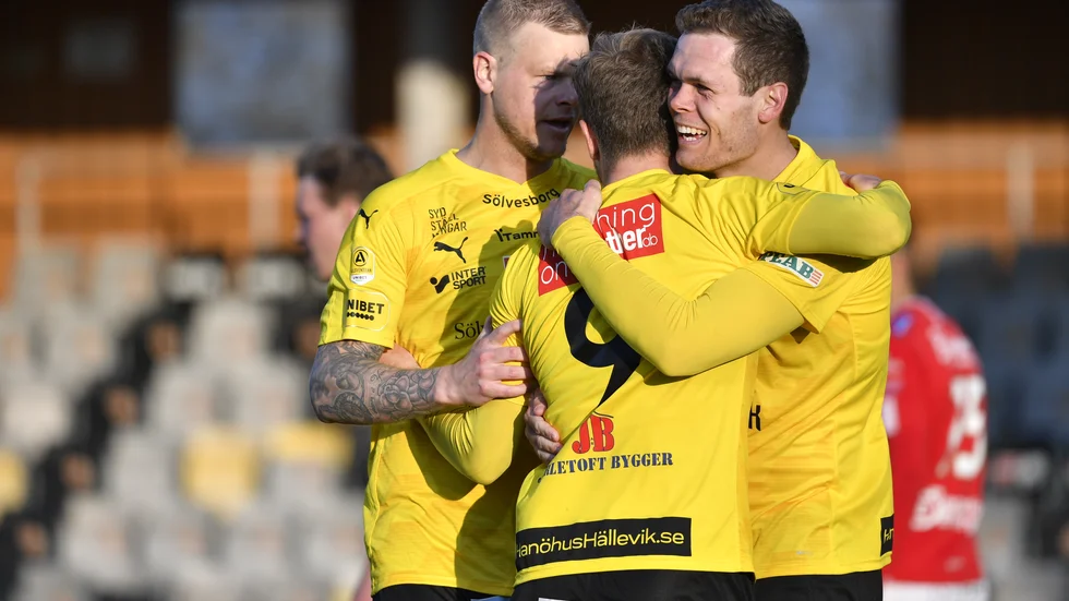 Jacob Bergström, till höger, klappas om av David Löfquist och Joel Nilsson efter Mjällbys efterlängtade första allsvenska mål för säsongen.