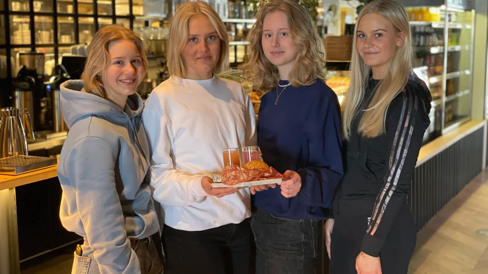 Saga Berglund, Tilde Säthergren, Lovisa Olovsson och Meja Petersson tillverkar inget själva utan förlitar sig på underleverantörer för att sätta ihop ett konceptet som de säljer.