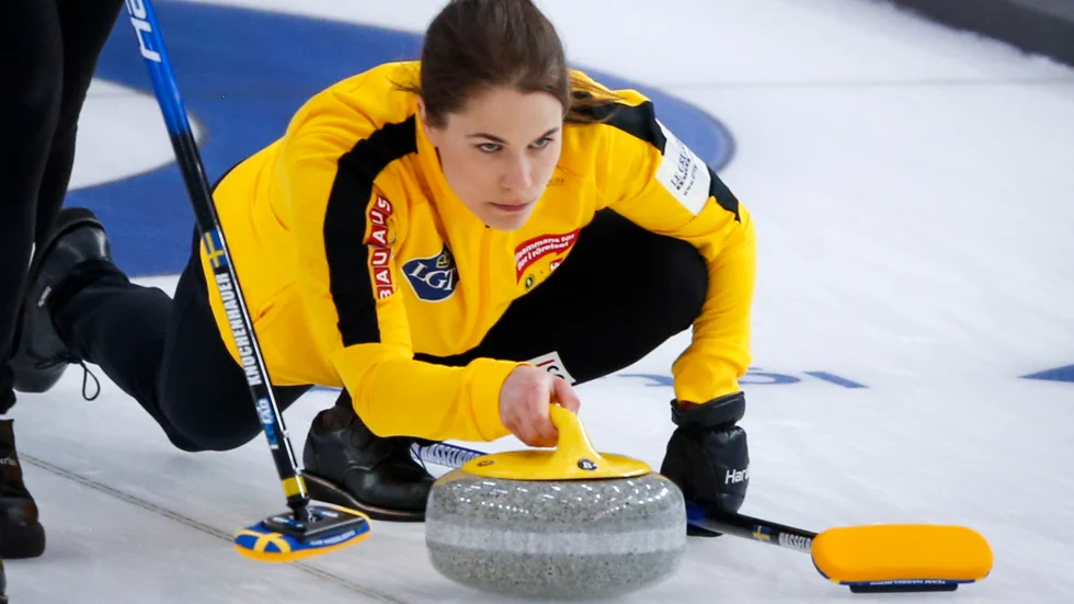 Sveriges lag Anna Hasselborg vann premiärmatchen mot Kanada i curling-VM.