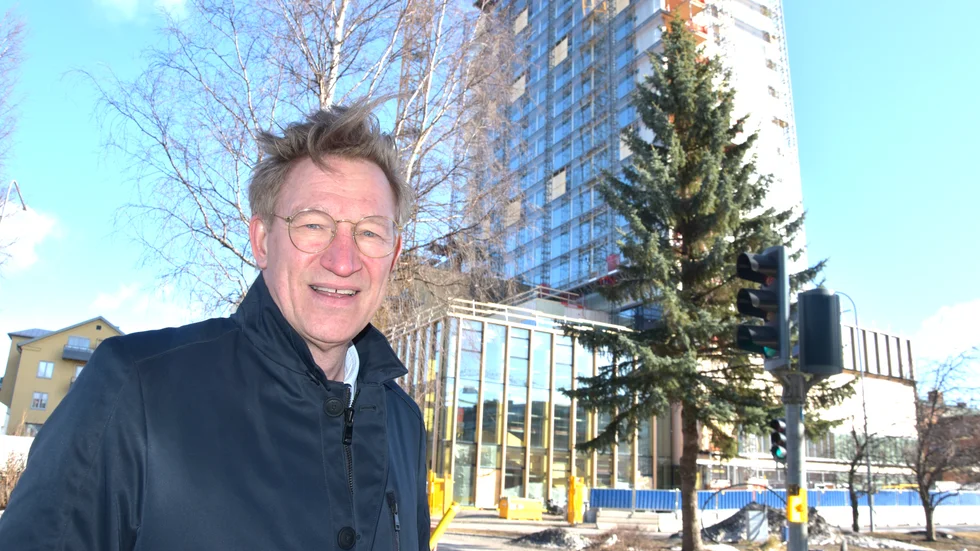 " Min vision är att The Wood Hotel, genom att erbjuda Sveriges bästa hotellupplevelse, år 2026 kommer att vara den mest besökta platsen i norra Sverige. Vi ska då slå Åre som har 220 000 besökare per år", säger han.