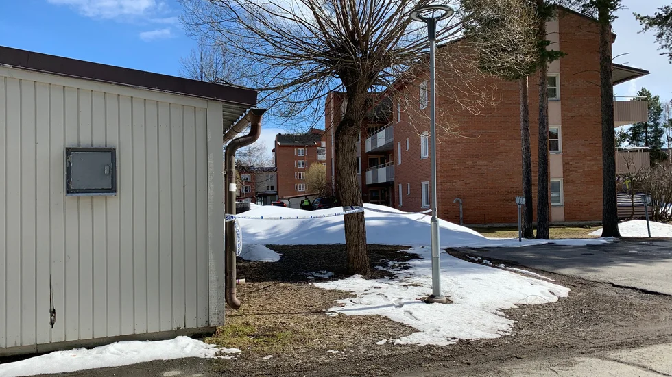 En del av ett flerfamiljshus på Morö Backe har spärrats av.