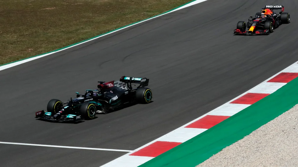 Lewis Hamilton i Mercedes vann Portugals GP före Red Bulls Max Verstappen.