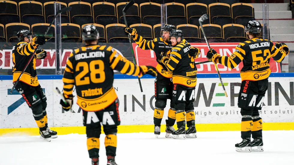 Joakim Lindström jublar efter 4–1. AIK har reducerat i årets semifinalserie.