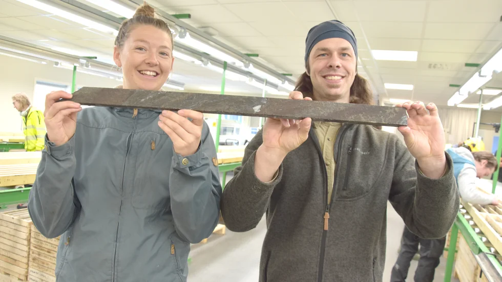 Lorna Bell, geolog, och Jonas Möller Lasskogen, seniorgeolog, visar en av de första borrkärnorna från Strömfors som gav en träff på en mineralisering i slutet av 2019.