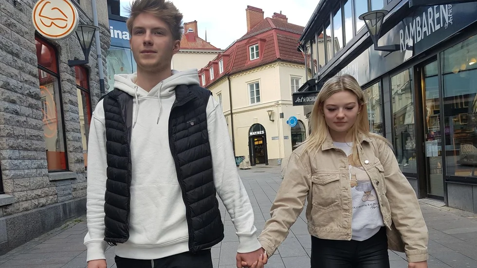 Noak Hurtig och Malva Andersson umgås med varandra och träffar knappt någon annan. Rekommendationen att man bara ska umgås med de som man bor med är konstig, enligt båda. Mest med tanke på att Malva går i skolan och då tillbringar hon en hel del tid med personer som hon inte bor med.