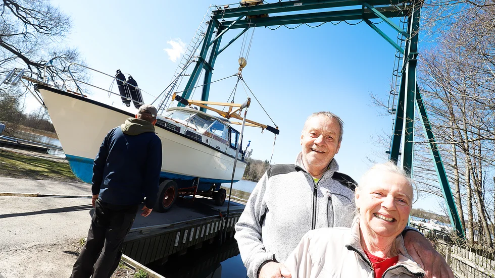 "Äntligen sjösättning!" Vi kommer att tillbringa många nätter ombord i sommar, sa Strängnäsborna Thord Lindqvist och Gunilla Mörk som lade i sin motorbåt i lördags.