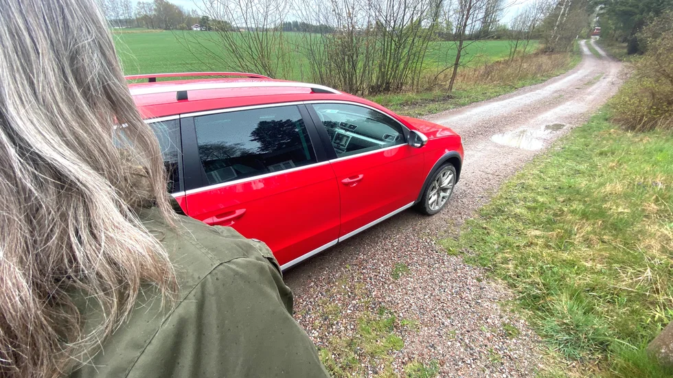 Tina som bor i norra länsdelen fick åka till Norrköping för att få sin första vaccinspruta. Ska hon behöva åka tillbaka för nästa dos också?
