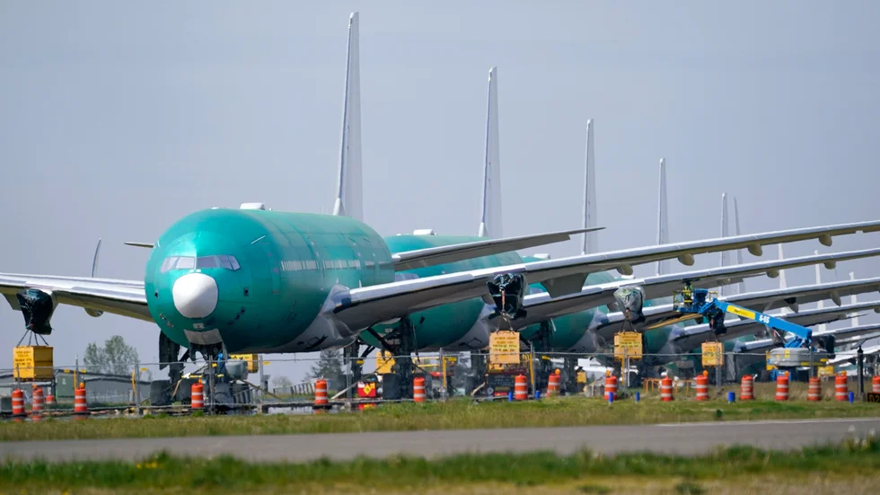 En lång rad med Boeing 777X-flygplan står uppställda vid Boeings enorma produktionsanläggning i Everett i den amerikanska delstaten Washington.