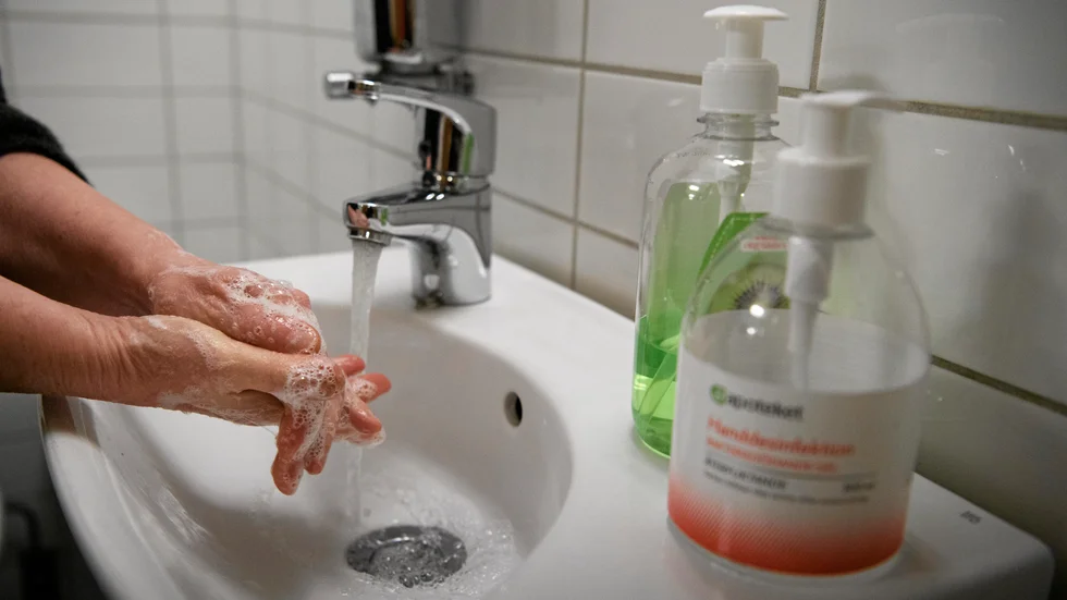 Handhygienen behöver förbättras inom vård och omsorgs verksamheter i Enköping. Det är rutiner med desinfektion av händer före patientnära kontakt som behöver förbättras.