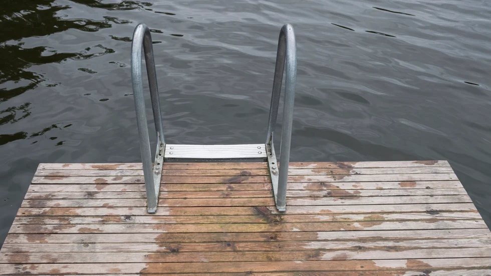 Det finns mycket att tänka på för den som vill bada i sommar, bland annat att undvika att gå och bada ensam.