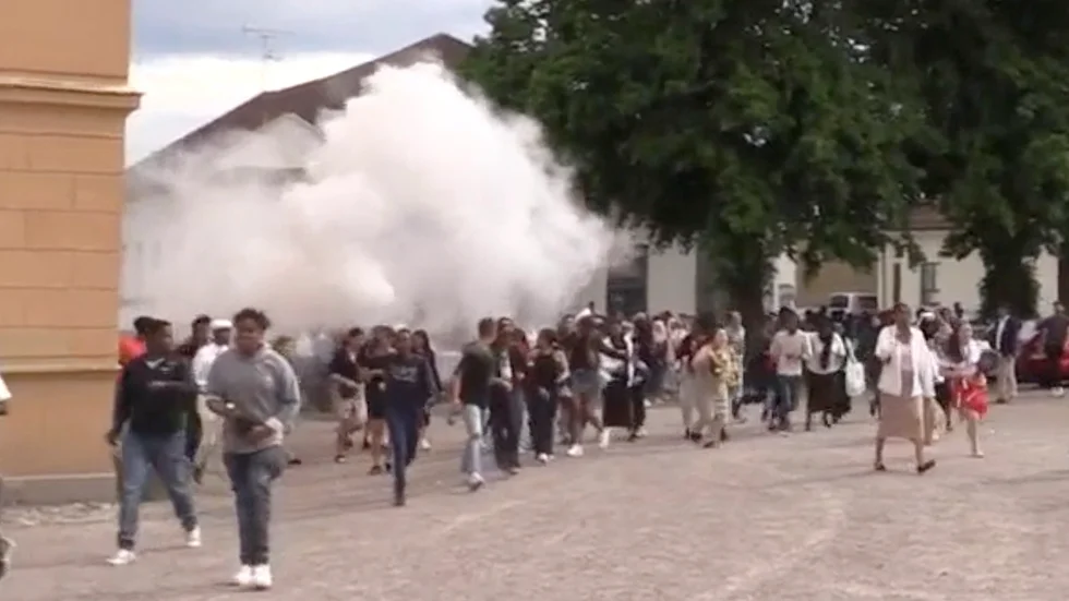 Stulna brandsläckare från bussar kan ha använts vid studentutspring.
