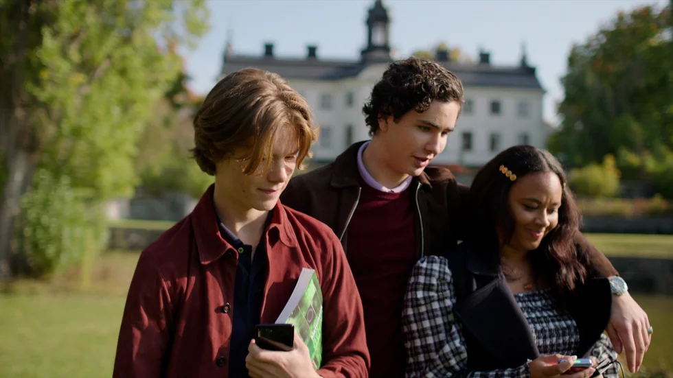 Netflix höjer priset med mellan 10 och 20 kronor. Intäkterna går bland annat till kommande säsongen av "Young royals". Pressbild.
