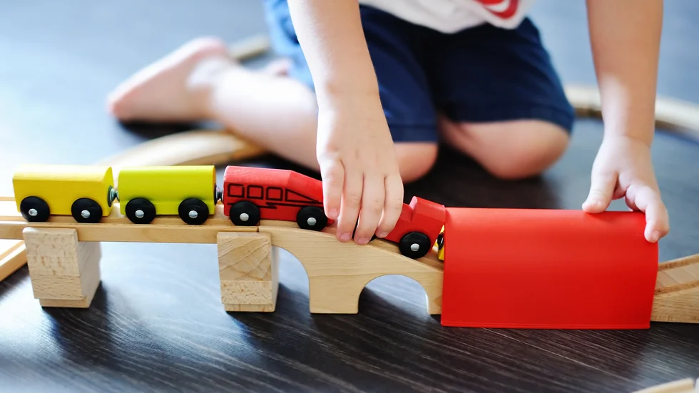 Personalen är rädd för att förskolan ska förvandlas till en förvaringsplats nu när statsbidraget har minskat.
"När barnen är små lägger man grunden för hur de ska vara senare. Det är på förskolan som man måste satsa när man pratar om tryggheten", hävdar personalen.