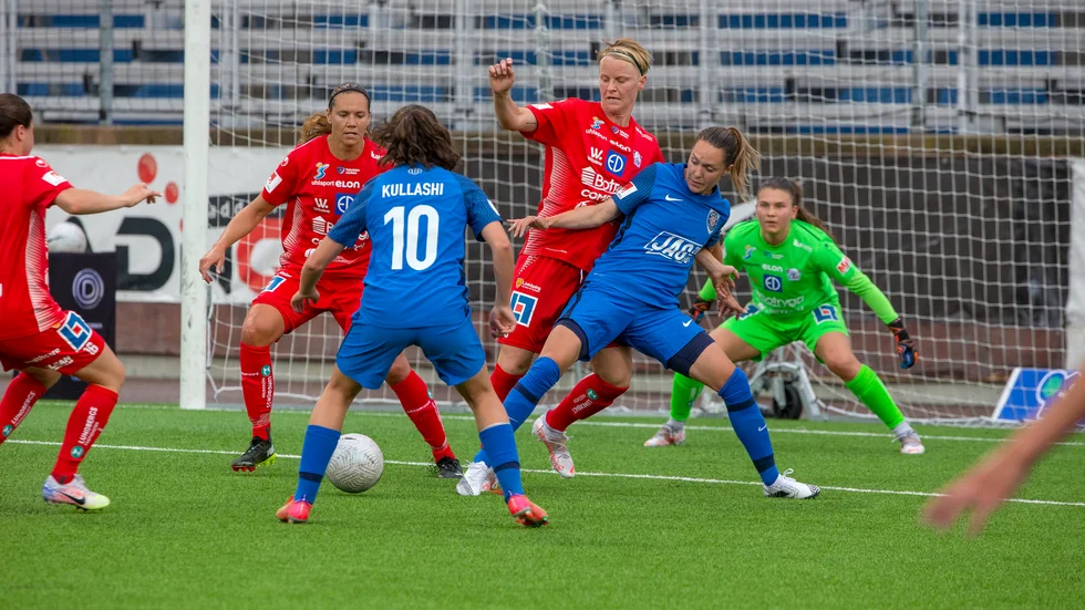 Anna Koivunen fick göra debut för LFC i damallsvenskan och stod för flera vassa räddningar före paus. Men LFC förlorade matchen med 0-1.