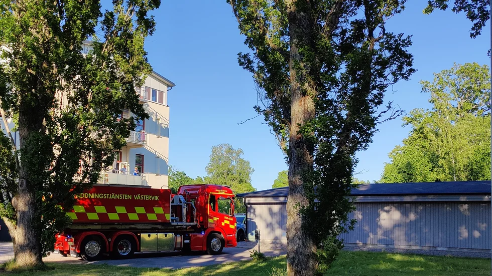 Räddningtjänst fick rycka ut till en gräsbrand i närheten av anstalten i Västervik. 